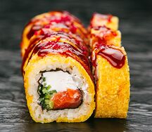 Ролл жареный с лососем