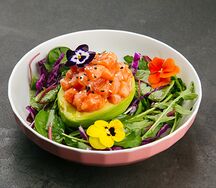 Половинка авокадо с лососем и салатом чукка