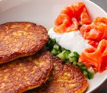 Драники со слабосоленым лососем и тартаром из огурцов со сметаной