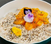 Овсяная каша с манго, мандарином и семенами чиа