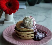 Панкейки с ягодным соусом
