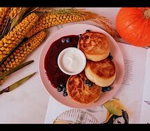 Сырники с малиновым вареньем и сметаной