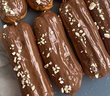 Шоколадный эклер