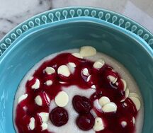 Манная каша с шоколадом и вишней