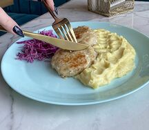 Куриные котлетки с сырным пюре и хрустящим салатом