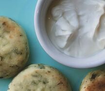 Сырники с моцареллой, зеленью и сметаной