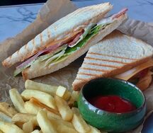 Сэндвич с ветчиной, сыром, картошкой фри и соусом