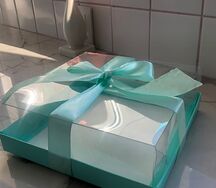 Подарочная коробочка для эклеров с лентой