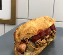 Хот-дог с куриной сосиской и луком фри