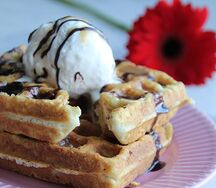 Вафли с ягодным соусом