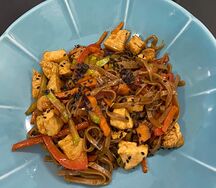 Соба с курицей терияки и овощами