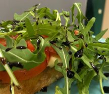 Брускетта с моцареллой, томатами и песто