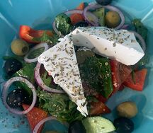 Греческий со шпинатом и пряным сыром фета