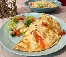 Омлет с лососем и сливочным сыром