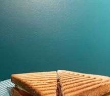 Сэндвич с омлетом и ветчиной