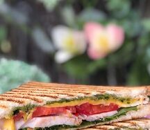 Сэндвич с цыплёнком, песто и сыром чеддер