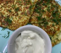 Драники со сметаной и зеленью