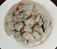 Гуляш из говядины с грибами в сливочном соусе