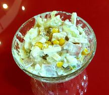 Салат Копченный сыр с колбасой