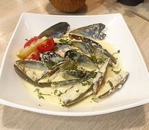 Мидии в сливочно-чесночном соусе с сыром с голубой плесенью