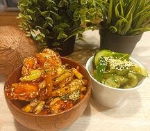 Wok курица с овощами и битыми огурчиками