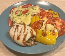 Кальмар, фаршированный грибами с яйцом