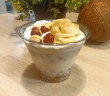 Йогурт с протеиновой гранолой, фруктовым миксом и орехами