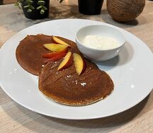 Панкейки из протеина с фруктами и йогуртом