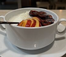 Рисовая каша на молоке с фруктами