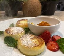 Творожные сырники с апельсиновым джемом