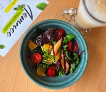 Салат с лососем, руколой и апельсином