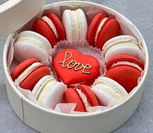 Пирожное Макарон Love коробочка