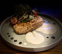 Стейк из куриной грудки с микс-салатом и томатами черри