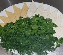 Тарелка сыр с зеленью