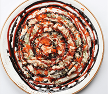 Салат с морепродуктами и чернилами каракатицы