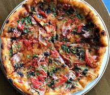 Пицца с беконом и моцареллой