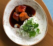 Лосось терияки с салатом из огурцов