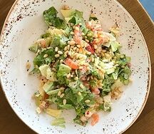 Салат со слабосолёным лососем