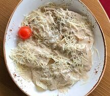 Равиоли с индейкой в сливочном соусе с вешенками