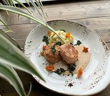 Краб-кейки с креветочным биском и картофельным пюре