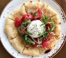 Фокачча с бурратой и томатами