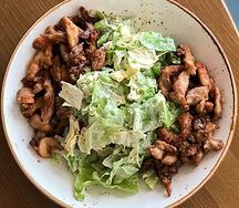 Листья салата с обжаренной курицей и куриной печенью