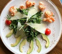 Салат из рукколы с креветками