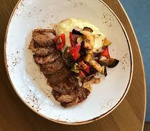 Свинина с соусом из вешенок