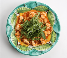 Спагетти с креветками, рукколой в томатном соусе