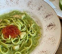 Спагетти с сёмгой, шпинатом и красной икрой