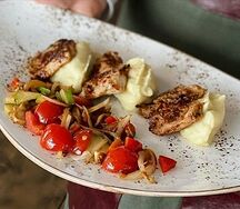 ͇М͇едальоны из индейки на картофельной подушке