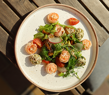 Салат с креветками, сливочным сыром, семечками и унаги-ореховой заправкой