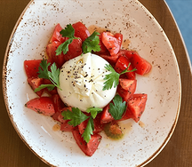 Буррата со свежими томатами