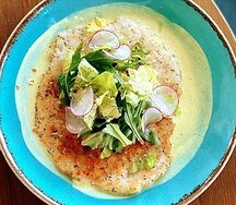 Большой куриный шницель с теплым карри соусом и зеленым салатом